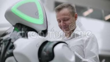 一个男人和机器人机器人站在一起，问他问题，并通过点击机器人身体上的屏幕来寻求帮助。